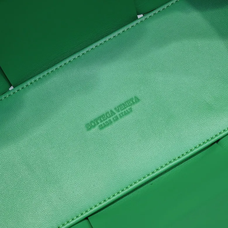 Batch 1760 medium size arco, BottegaVeneta# official website latest sheepskin with inner sheepskin SLIP tote handbag, and the logo has been changed to the side 😍The oversized woven design really makes it a huge gap from ordinary tote bags 🔗🔗Different color combinations inside and outside ⛓Daniel Lee leads the brand's DNA to continue to evolve with fresh inspiration🧬🧬showing a balanced style of luxury and reality👉: 30*20*14 Model: 9893#